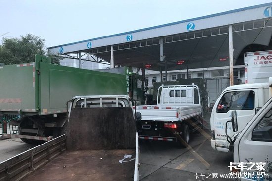 多则1500少则几十块？ 蓝牌轻卡超重 你那里过审需要多少钱？