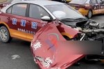 货车撞上驾校教练车 车头都撞没了!