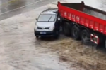 多车在修理厂门口打滑 其中一车撞货车