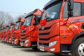 龙启新程，共创共赢 一汽解放百辆港牵天津交付！