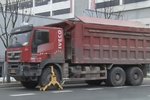 社区截停货车并锁车 要根据村规罚2万!