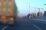 故意找茬?大货车多次变道阻挡后车行驶