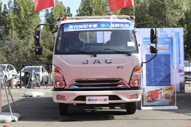 130马力配5档箱 还有豪华驾驶室 报价9万的蓝牌康铃J5