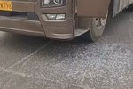 谁给的权利?卡友爆交警砸烂货车玻璃!