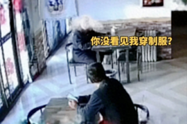 太嚣张！陕西一收费站员工掐脖子逼迫大车司机吃垃圾桶饭菜