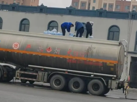 一伙人往油罐车罐里注入三四十桶水 是偷梁换柱还是？