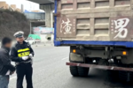 辣眼睛!货车贴潘金莲等不文明标语被查