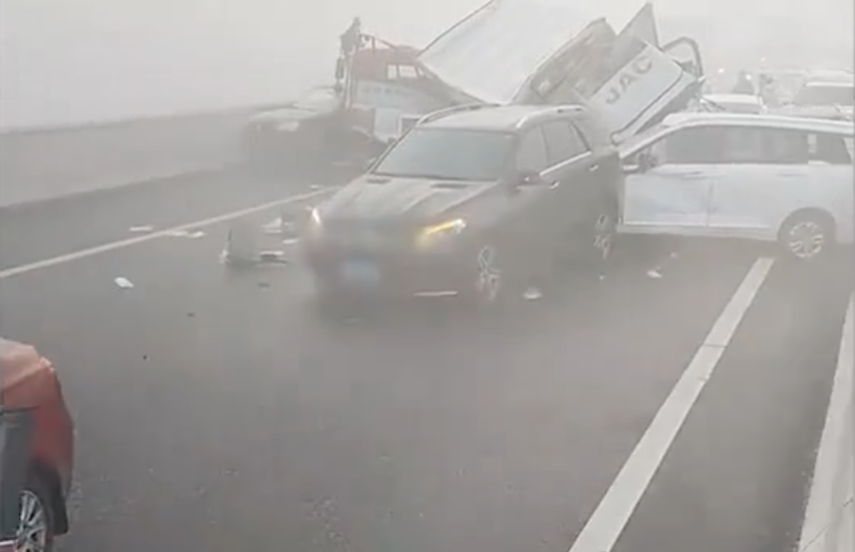 事故现场很多车辆相撞并拥挤在一起,无法动弹.