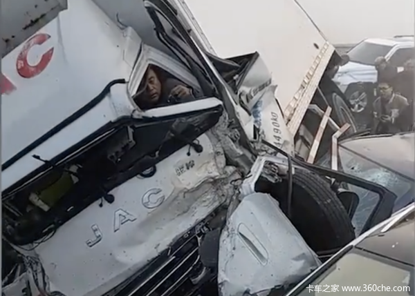 山东一高速突发多车相撞事故：有人被困车内喊“救命”