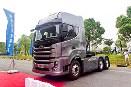 560马力康机+采埃孚AMT 华菱S11重卡速报 内饰配置亮点满满！