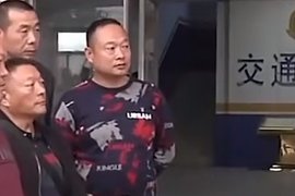 收费站地磅有猫腻 上百辆货车一过就超载 领导：司机不会开车