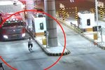 超限大货车高速路被拦 司机竟手动抬杠