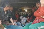 挤挤就行?货车车厢竟塞13人!