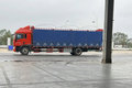 真假软帘布！ 9米6仓栅摇身变合规车？