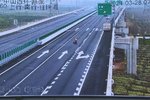 卡友高速处理障碍物 交警表扬但不建议