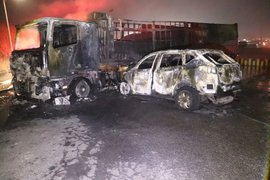 花2.4万毁2台车！内蒙古一半挂车与越野车相撞后起火 司机想骗保