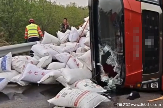 核载1吨拉了10吨的小货车被横风掀翻 卡友砸碎挡风玻璃才脱险