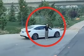 货车司机连夜装货  妻子清晨6点等在高速口为丈夫送吃送穿