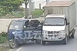女司机开货车玩手机 撞翻路边三轮车