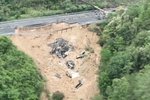 36死30伤!梅大高速塌陷 卡友堵路拦停车