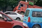 又一路面塌陷事件!大货车直接扎入坑中