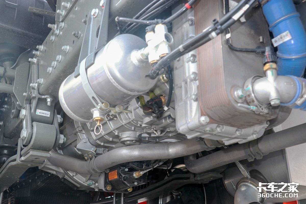 在动力部分,汕德卡g7s燃气牵引车搭载了潍柴wp15ng系列燃气发动机,这