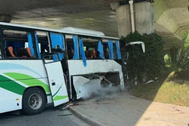 渣土车与满载学生的大巴车相撞致8伤 疑红绿灯故障导致