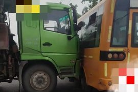 顶风作案?河南一大货车撞上校车 目击者:稽查车追车导致