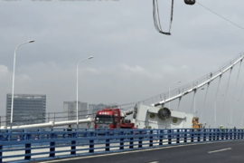 大件运输车疑似违规上桥侧翻撞坏南京夹江大桥 官方：桥梁主体安全