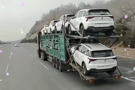 公鸡也要下蛋?十三米高栏强势改装轿运拉8辆小车