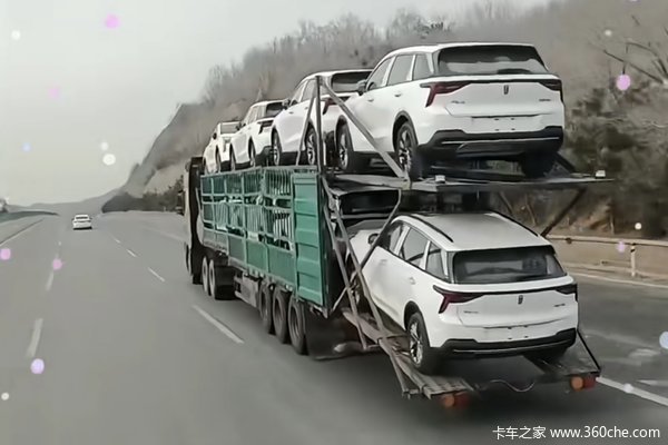 公鸡也要下蛋？十三米高栏强势改装轿运拉8辆小车