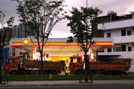 卡友们先别急着加油！油价即将调整 将迎今年来最大降幅！