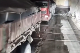 超载数倍仍畅通无阻?货车不挂号牌上路遭举报 当地部门直接挂电话