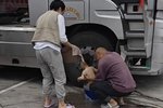 卡车司机不容易 “跟车宝贝”也不好当!