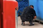 妻子:丈夫为养家在外忍气吞声 一阵酸楚
