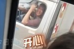 女孩校车上遇到开货车的爸爸连忙挥手