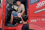 男子装货每次都给司机100元被点赞