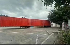 货车变火车？整车长度堪比一节火车车厢 怪不得运费上不去！