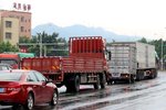 卡友怒喷货主让超吨拉货 网友:4米2秒抢
