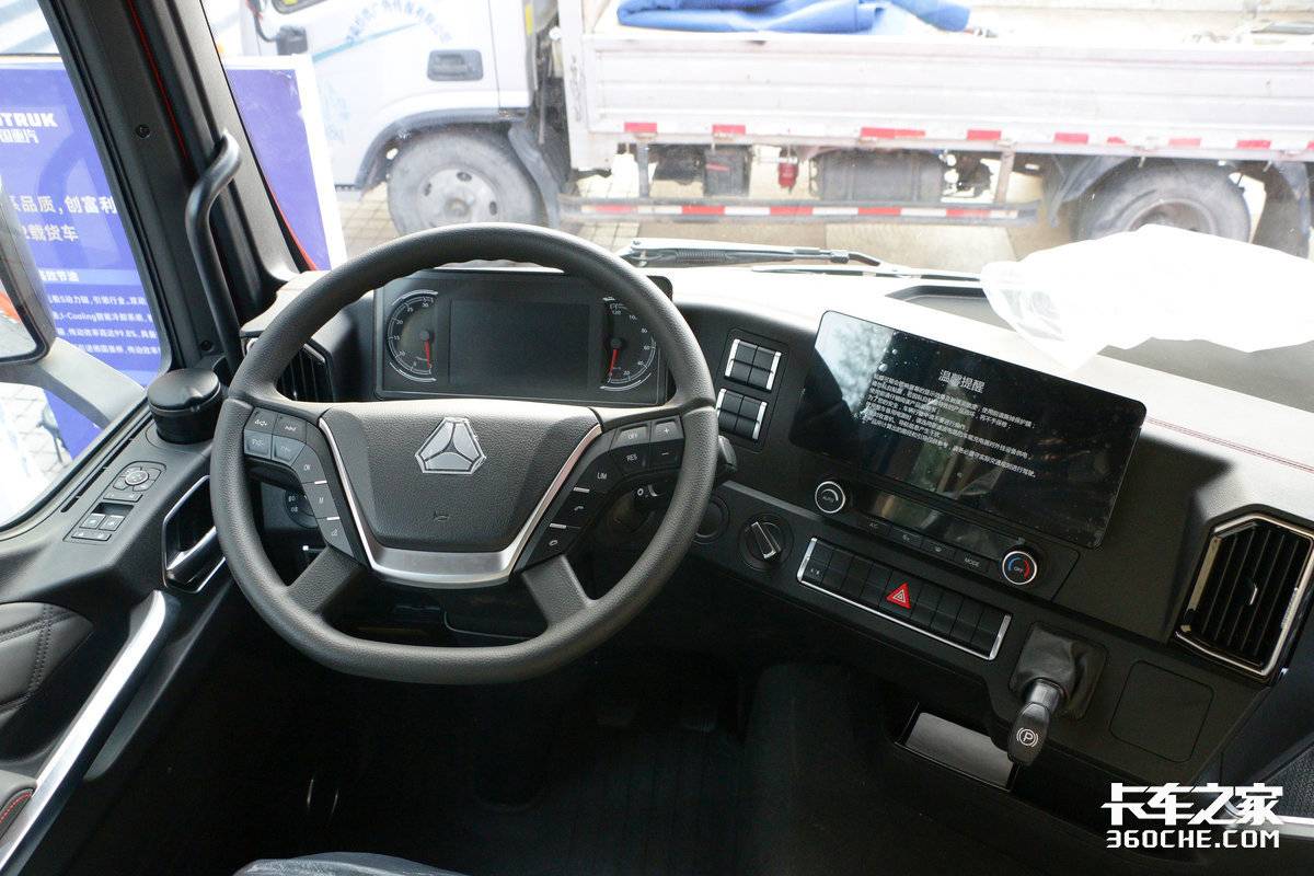 在驾驶室方面,这款汕德卡g5s采用高顶双卧设计,座椅为气囊减震座椅,其