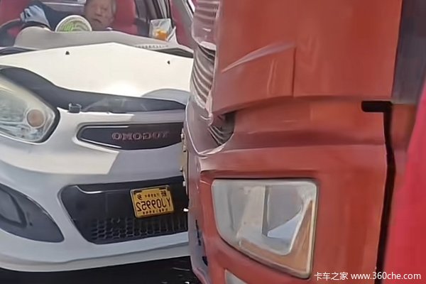 老头乐闯红灯撞上大货车 到底谁该来负责？