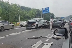 ����һ����׷β����16��������ײ