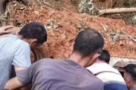 货车司机遇山体滑坡被埋27小时 村民们冒险挖了4小时将其救出