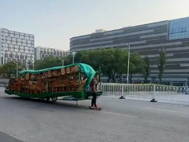 滑板当半挂？ 网友：真百公里零油耗