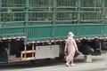 路边货车22个轮胎竟一个没剩！
