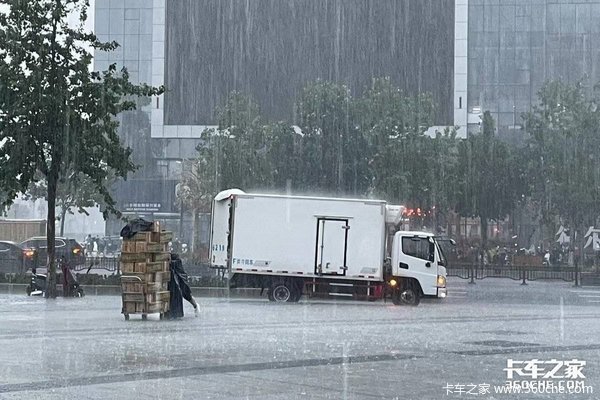 汛期来临 属于卡车司机的雨季行车安全锦囊要收好