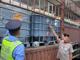 或最高罚款10万!货车涉嫌非法运输15吨危险化学品被查
