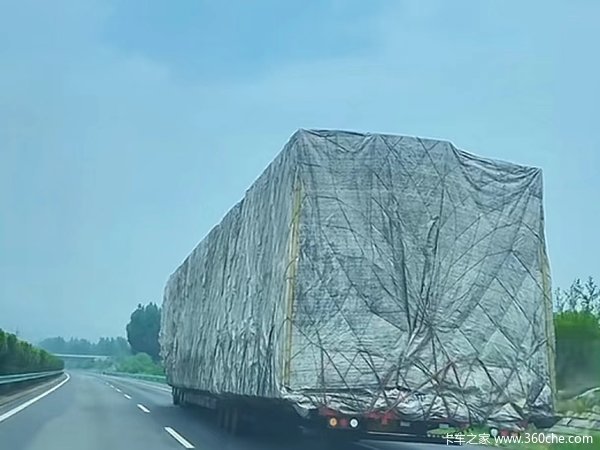 顶风作案？三超“馒头车”高速上行驶 网友：咋上的高速？