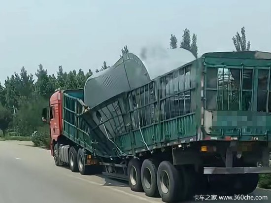 轻量挂车装重货车厢被压弯 网友：赚的钱不够修车的