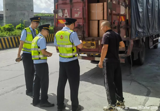 点赞！广州交警执法遇平台接单非法运营货车 直接约谈相关货运平台！
